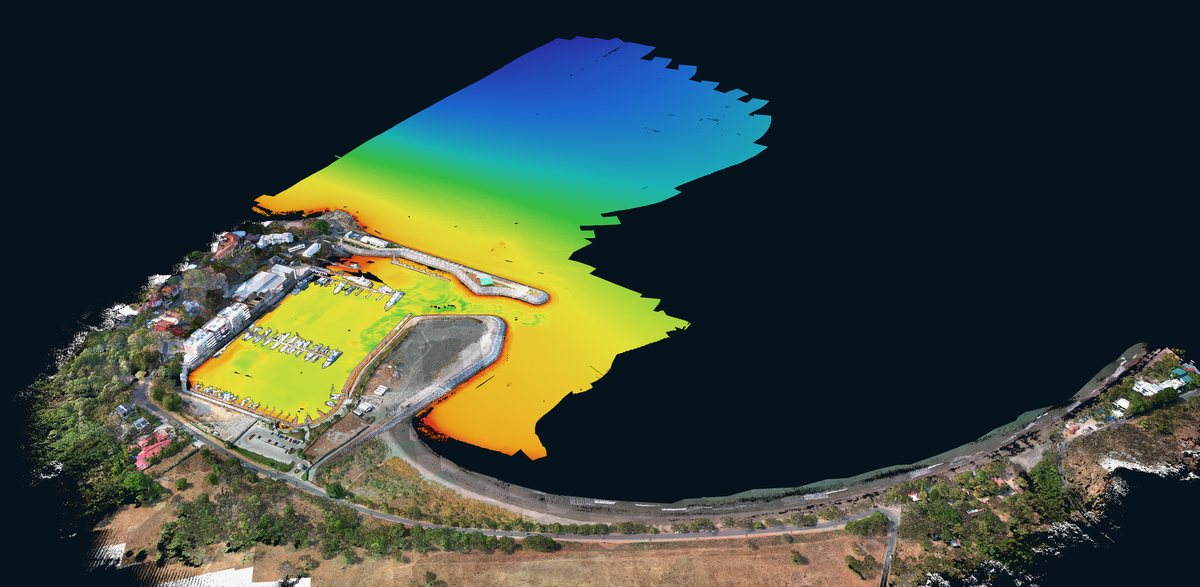Marina Flamingo en un solo modelo: la costa y la marina en LiDAR y el fondo multihaz coloreado por profundidad, de rojo en lo somero a azul en lo profundo